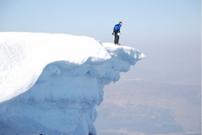 parado en la punta de hielo