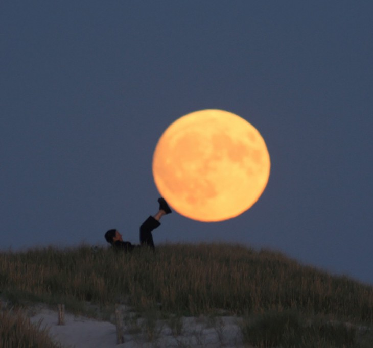 aventando la luna con los pies