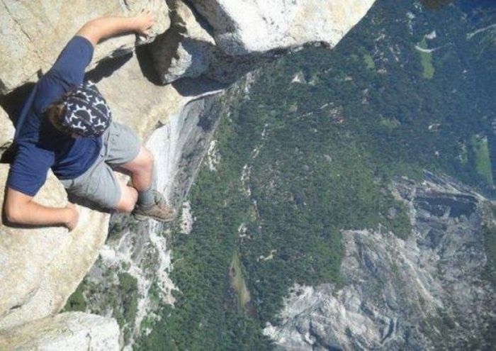 sentado en a orilla de una roca