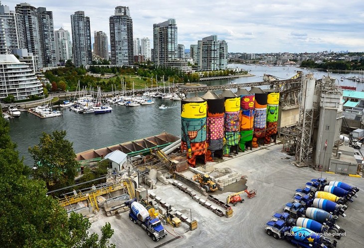 Gemelos Brasileros pintan silos gigantes haciendo murales y arte callejero