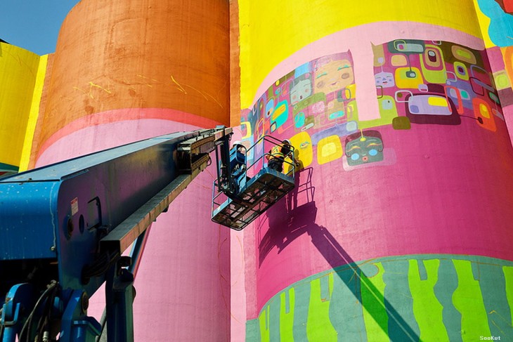 Gemelos Brasileros pintan silos gigantes haciendo murales y arte callejero