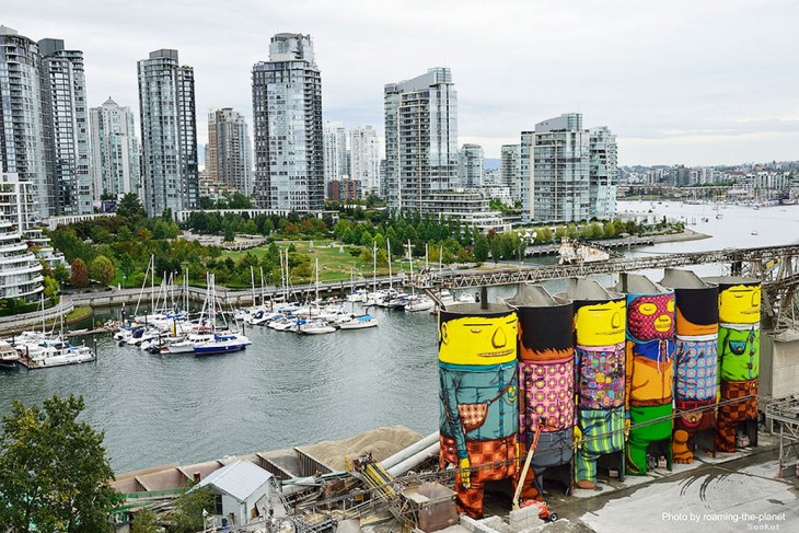 Gemelos Brasileros pintan silos gigantes haciendo murales y arte callejero