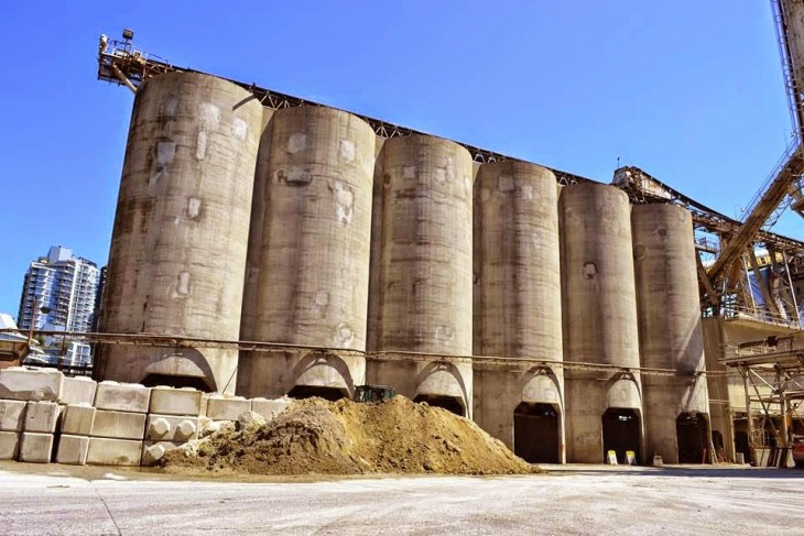 Gemelos Brasileros pintan silos gigantes haciendo murales y arte callejero