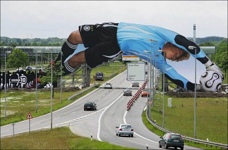 arquero enorme atajando sobre una carretera de adidas