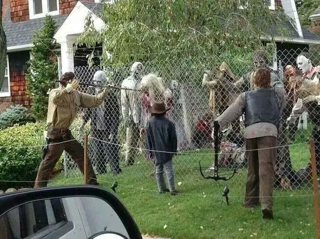 jardin plagado de figuras en forma de zombies