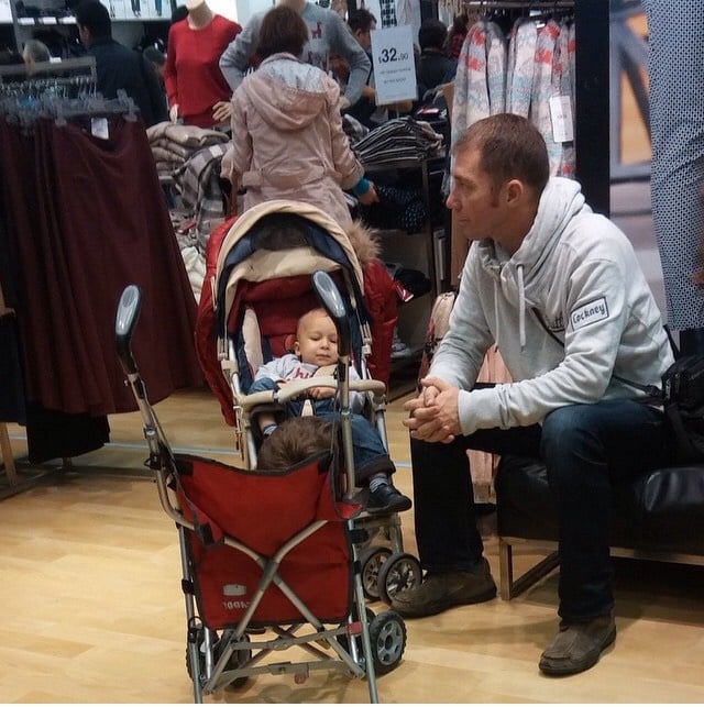 señor cuidando a su bebe en una tienda