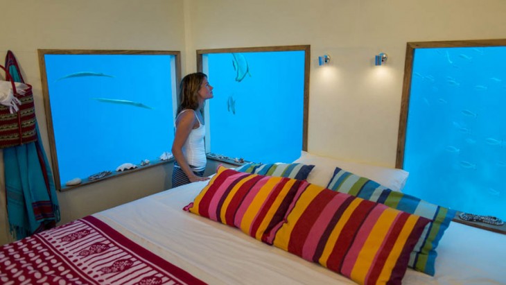ventanas al oceano en hotel submarino en Zanaibar
