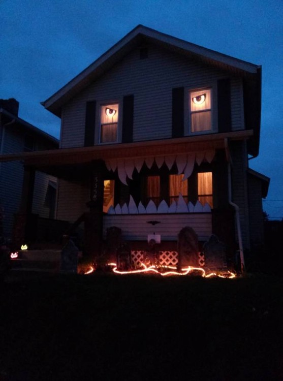 Casa decorada con una boca llena de colmillos 