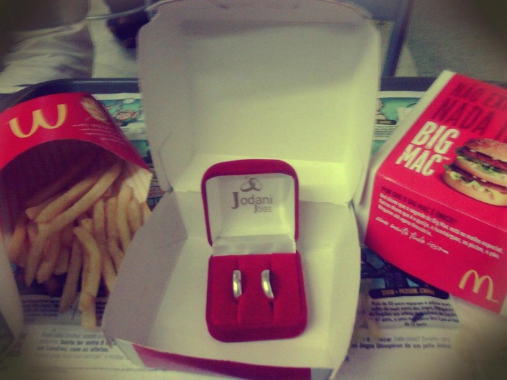 Anillos de matrimonio dentro de una caja de Mc Donalds 