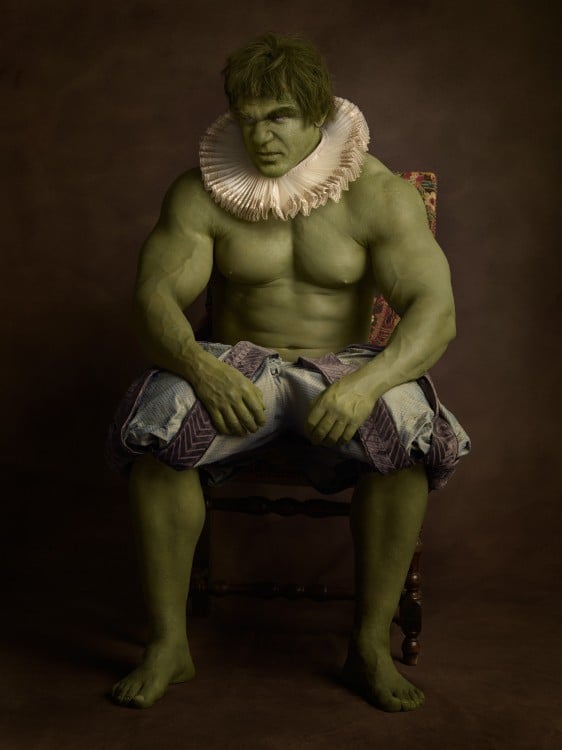 Hulk posando con una vestimenta medieval del siglo 16 