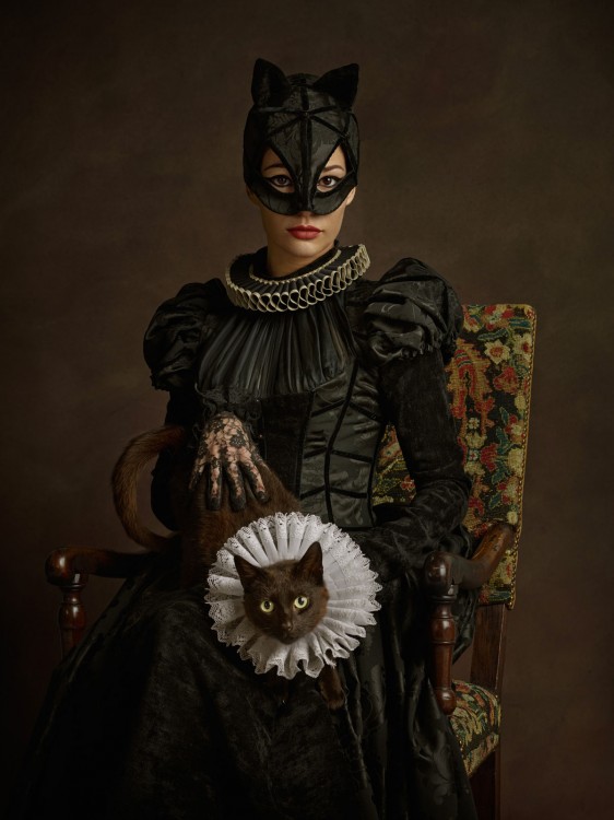 Retrato medieval de Gatubela sentada con un gato en sus pies en el siglo 16 