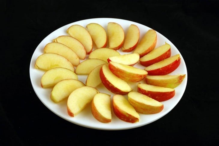 plato con rodajas de manzana