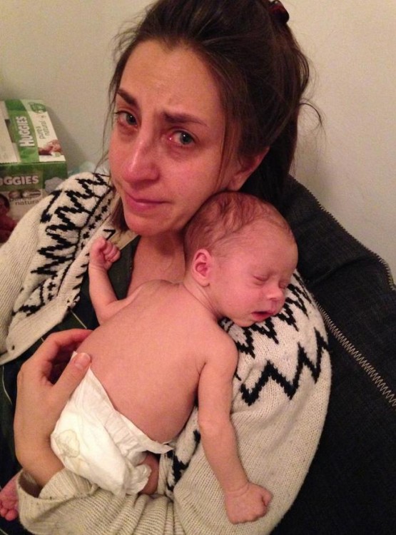 madre llorando por su hijo recien nacido