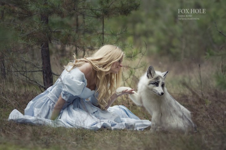 mujer vestido de blanco con zorro