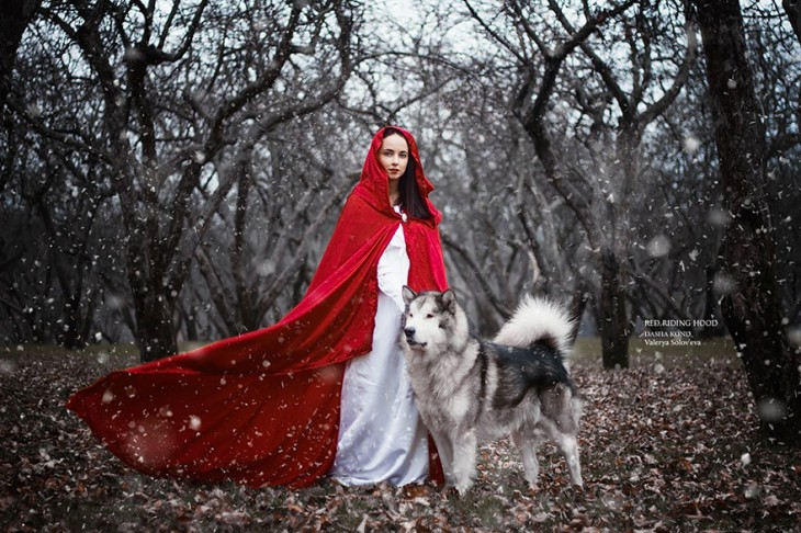 mujer de rojo con un lobo