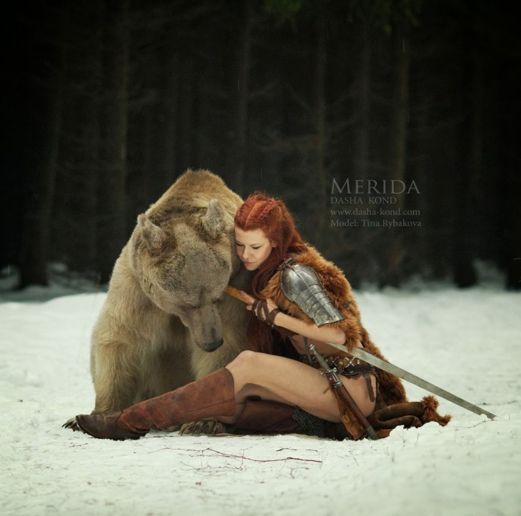 mujer sentada con oso