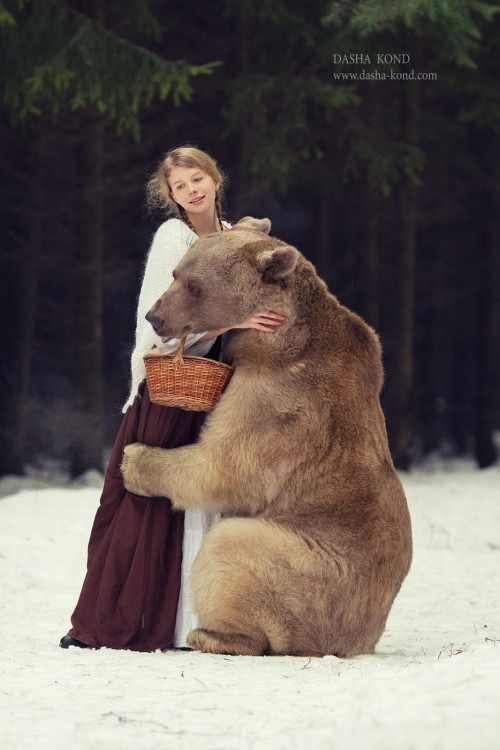 mujer con oso