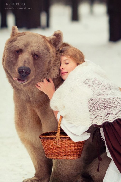 mujer abrazando a oso