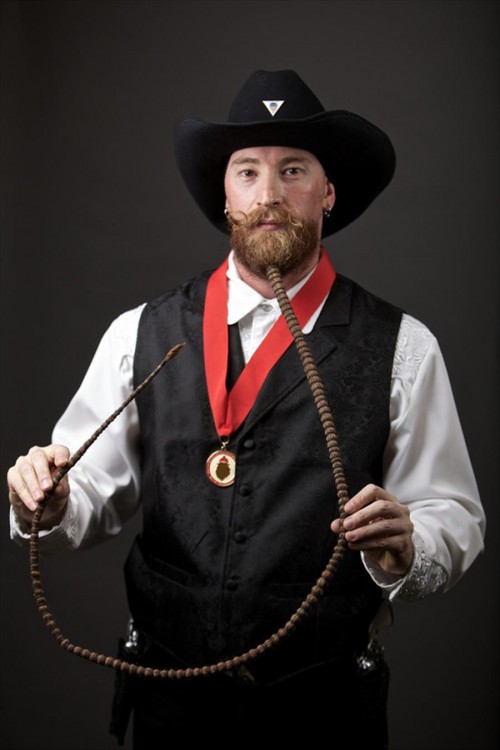 barba con una rasta larga en elconcurso mundial de barbas 2014