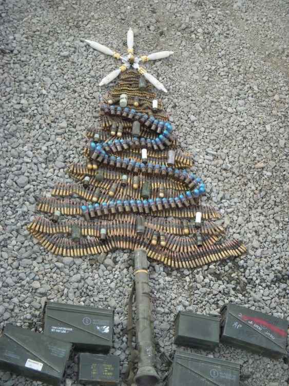 arbol de navidad hecho con armas