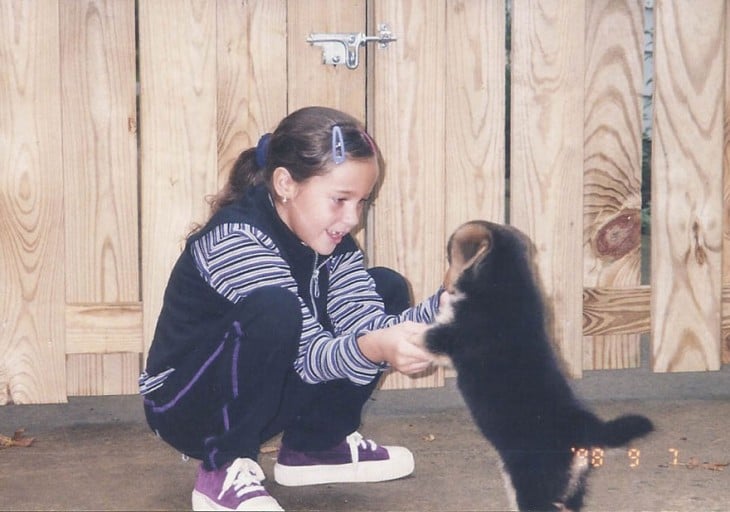 cachorro jugando con una niña