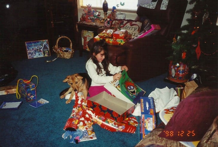 niña abriendo los regalos de navidad