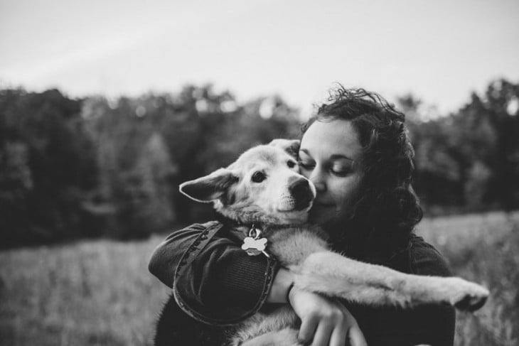 besando a su perro en blanco y negro