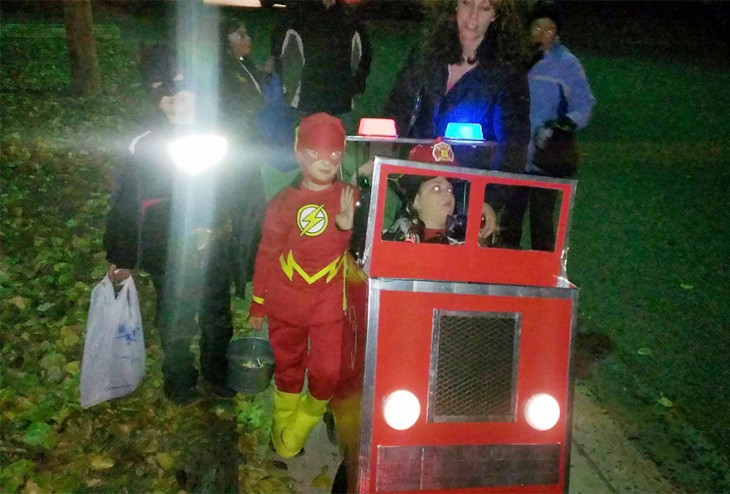 niños juegan en silla de ruedas transformada en camion de bomberos