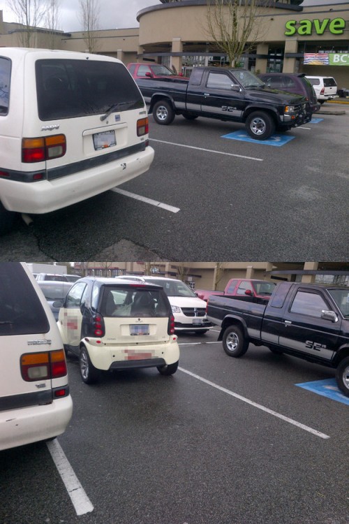 pequeño carro que ocupa un lugar en el estacinamiento