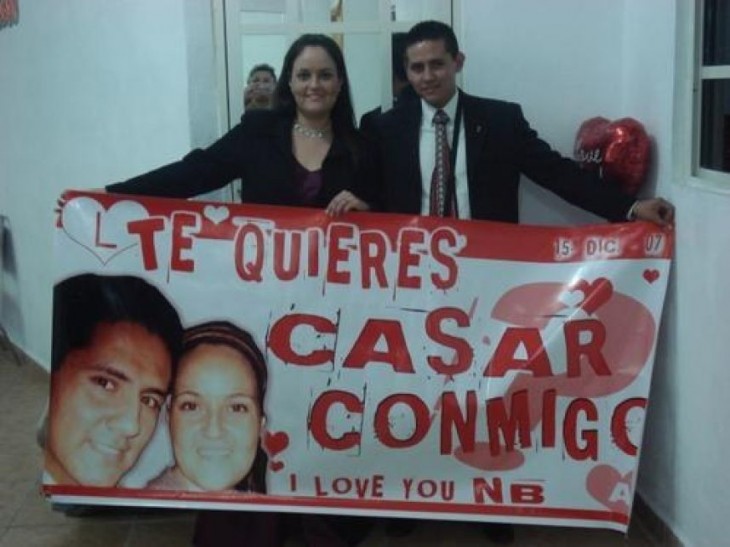 pide matrimonio con una pancarta horrorosa