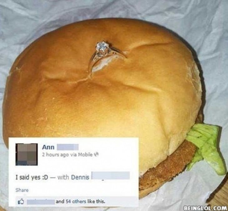 pide matrimonio con anillo en una horrenda hamburguesa