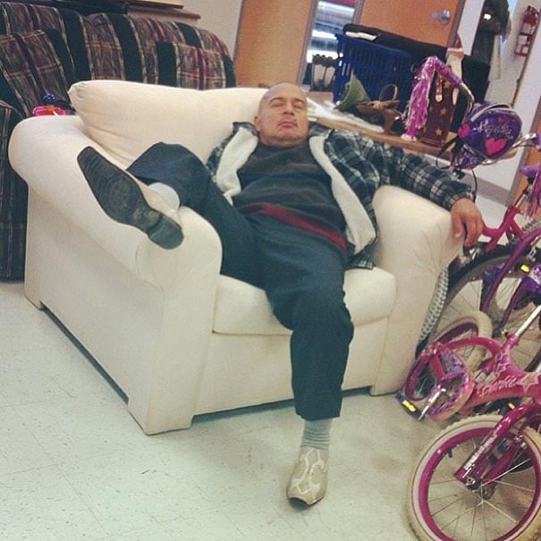 señor dormido en el departamento de biciicletas