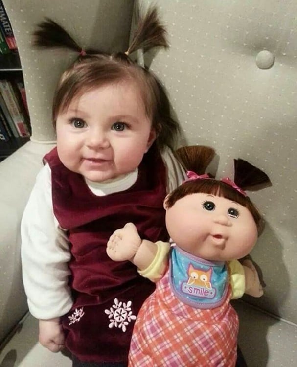 niña que se parece a su muñeca cabbage patch