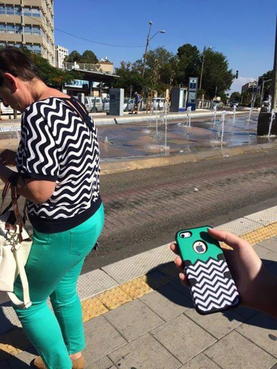 mujer vestida con los colores de una carcasa de celular