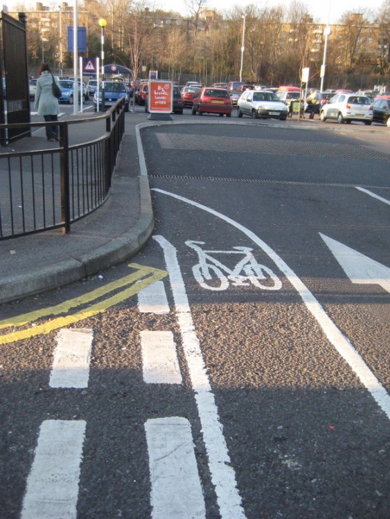 CAMINO PARA LAS BICICLETAS MAL UBICADO