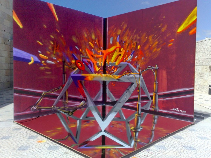 Grafiti con muchos colores formando un pentagono 