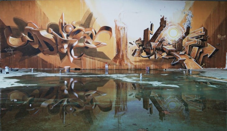 Grafiti sobre un muro que se refleja en el agua 
