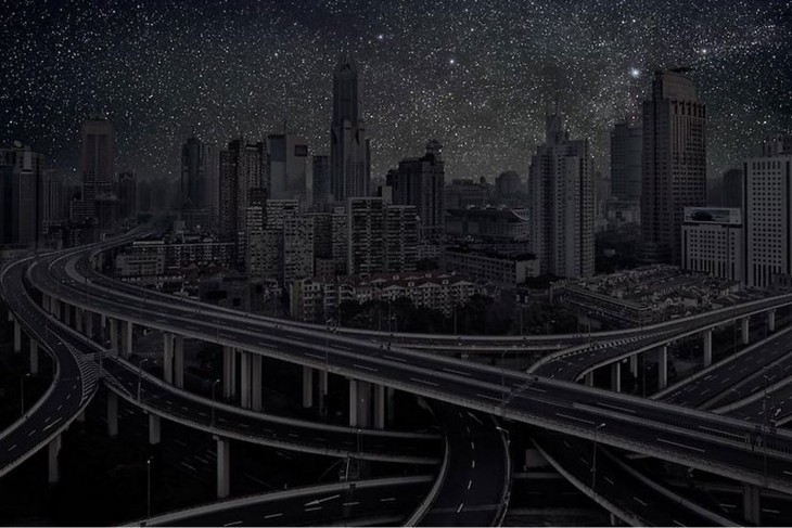 Edificios y carreteras a oscuras de la ciudad de Shangai