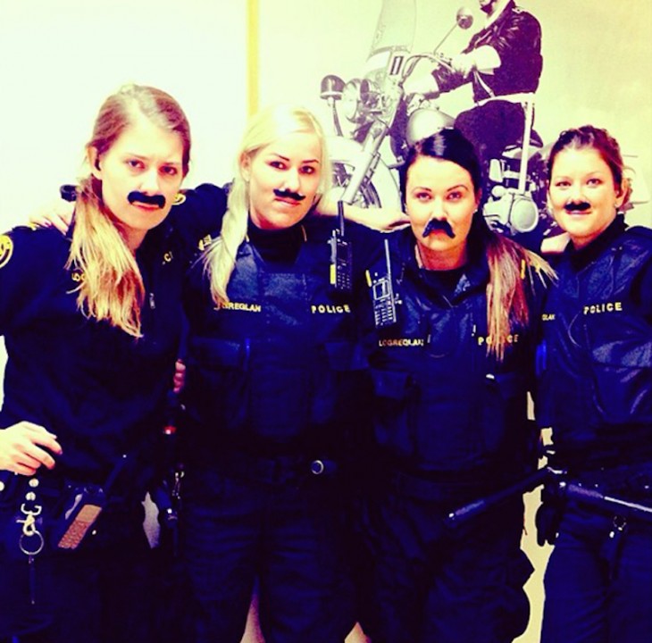Cuatro policías mujeres de Islandia con bigote 