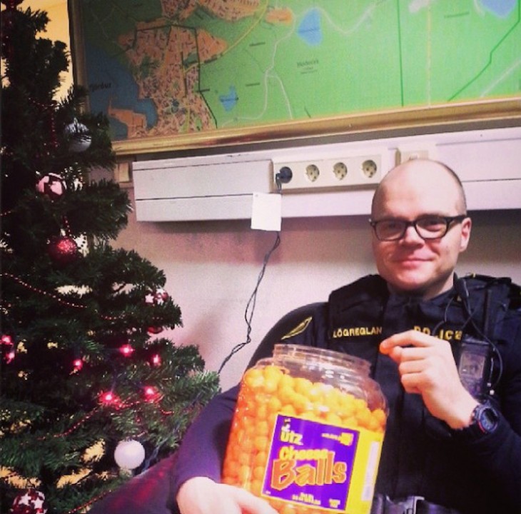 Policía Islandés comiendo bolitas de queso 