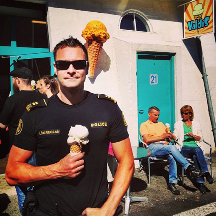 Policía en la calle comiendo helado 