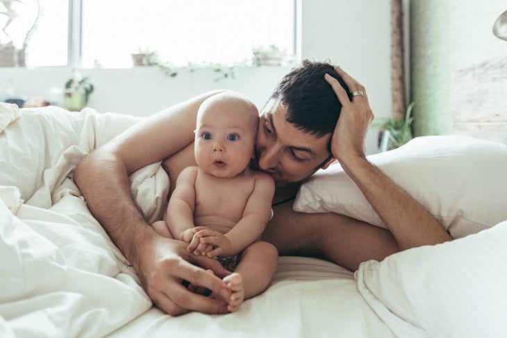 padre e hijo en la cama