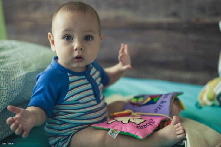 bebe sentado jugando