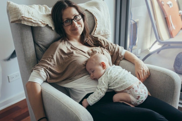 madre con el hijo durmiendo