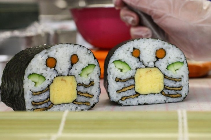 sushi con unos cangrejos en medio hechos de pepino y queso