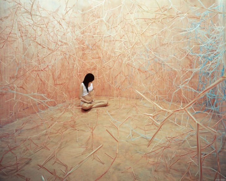 artista coreana en habitacion surrealist