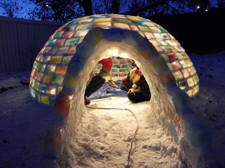 Interior de un iglu hacho con cajas de carton