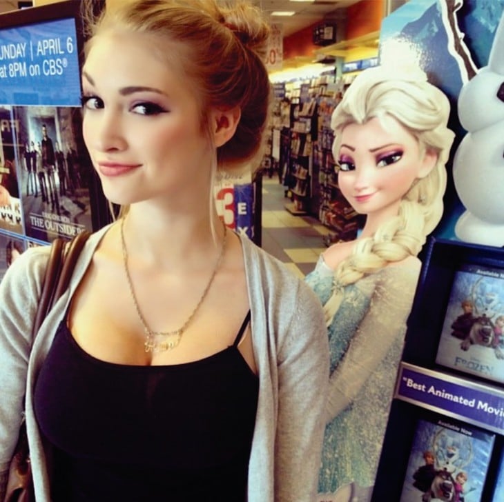 elsa de froozen y una niña que se parece a ella