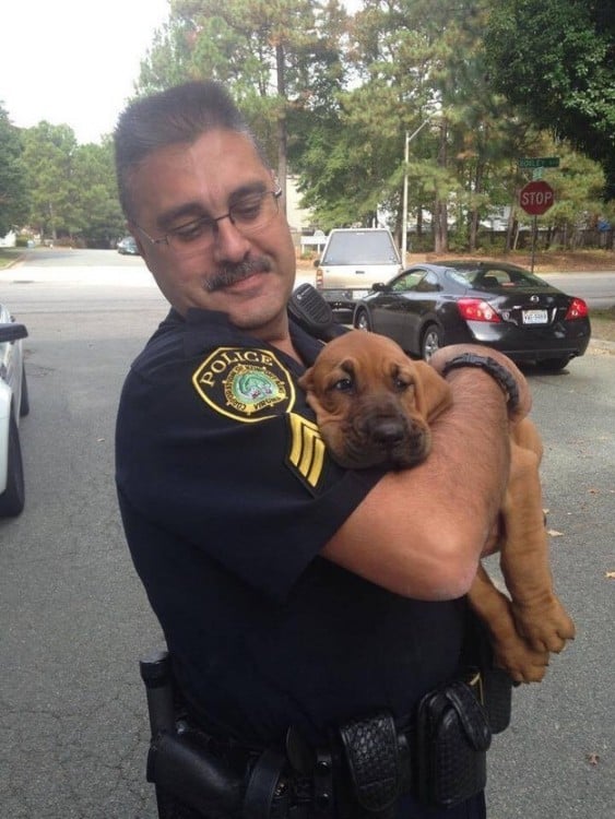 policia abrazando a cachorro