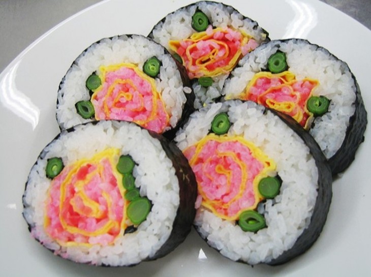 sushi con un diseño de rosas en el centro